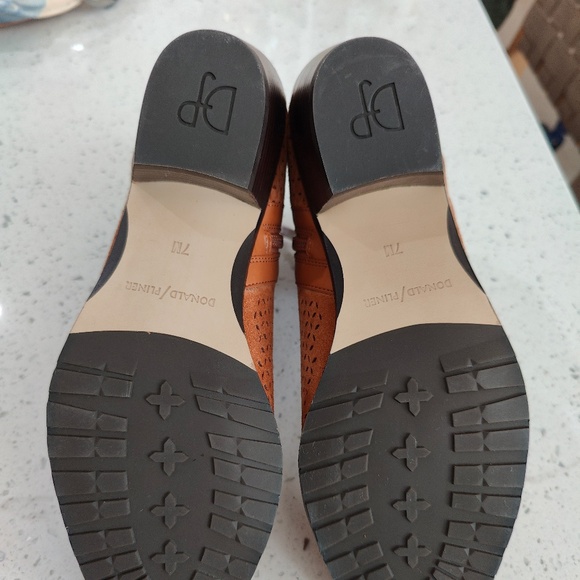 NEW Donald J Pliner Ankle Bootie Size 7 - Picture 8 of 9